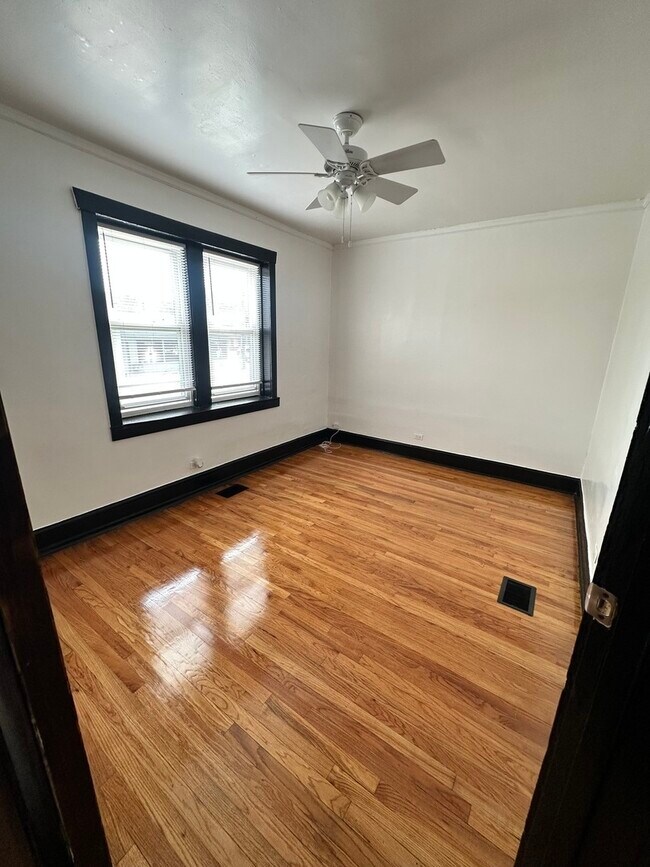 Foto del edificio - 1206 N Laramie Ave