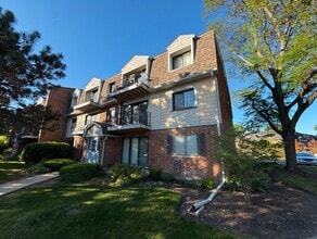 Building Photo - 3245 Milwauke