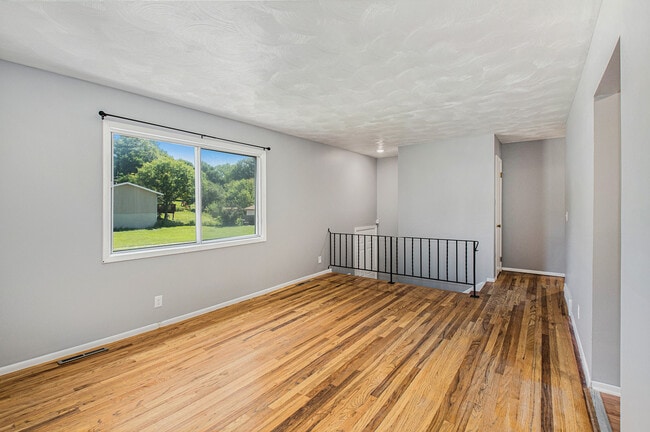 Living Area - 4622 Parkview Dr