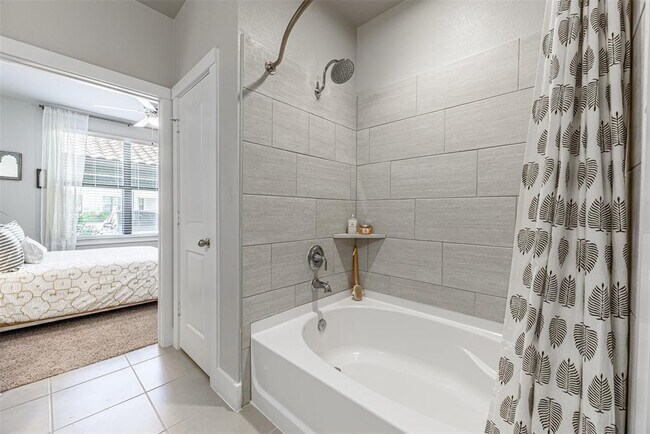 Foto del edificio - 4711 LJ Pkwy