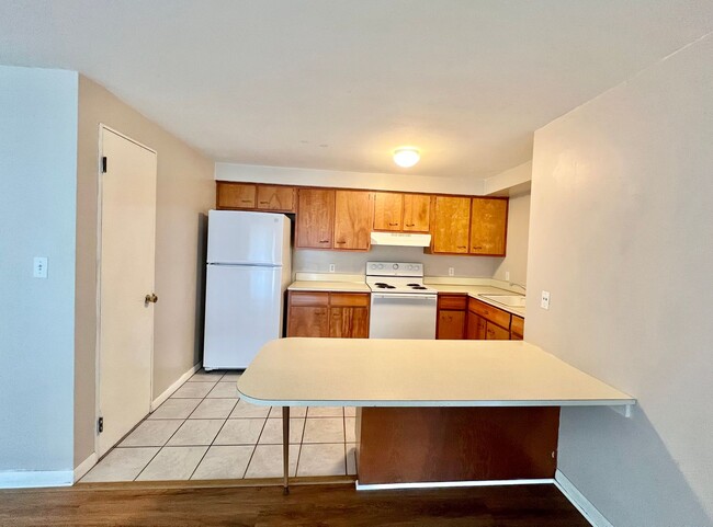 Building Photo - Spacious 1 Bed Apartment Right Across from...