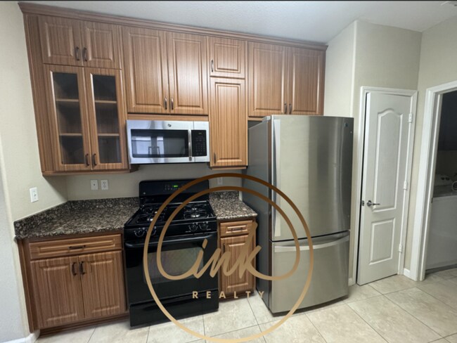 Building Photo - Beautifully remodeled townhouse