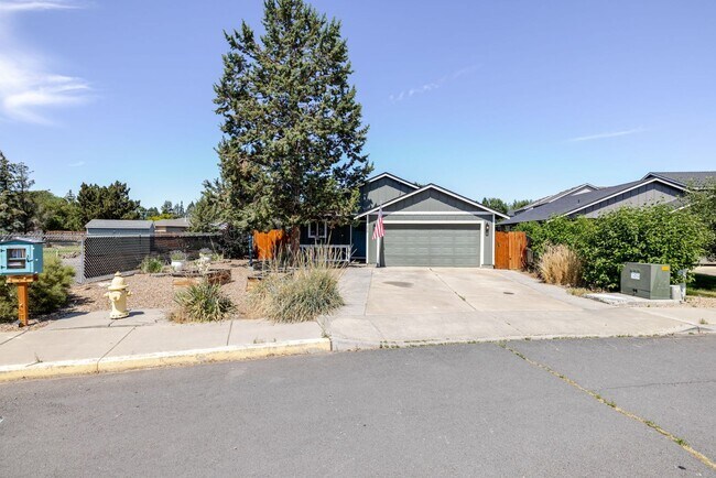 Foto del edificio - SW Redmond Home For Rent | 3 Bed 2 Bath | Large Lot | Attached Garage