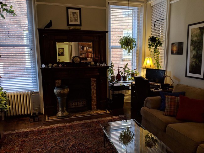 Foto del edificio - 422 Pembroke Ave