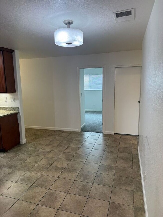 Building Photo - Beautiful 4 Bedroom 2 Bath House