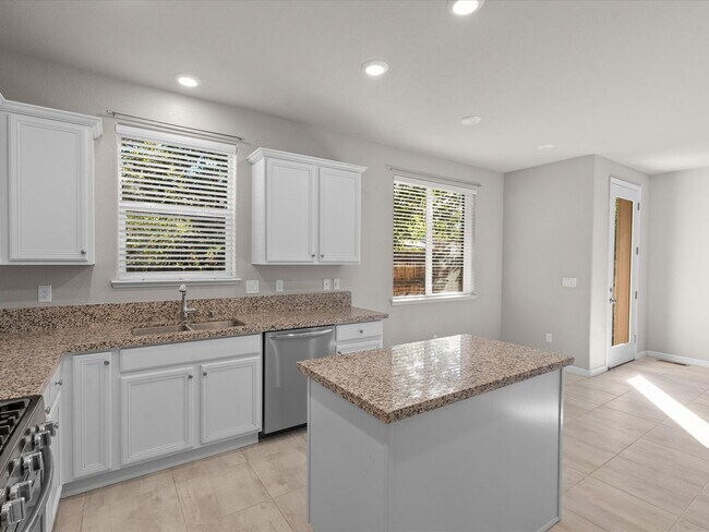 Building Photo - Move in Ready in the Heart of Reno