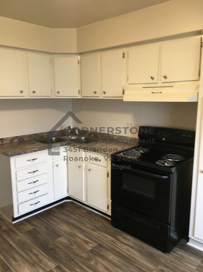 Building Photo - 6500 Carefree Ln