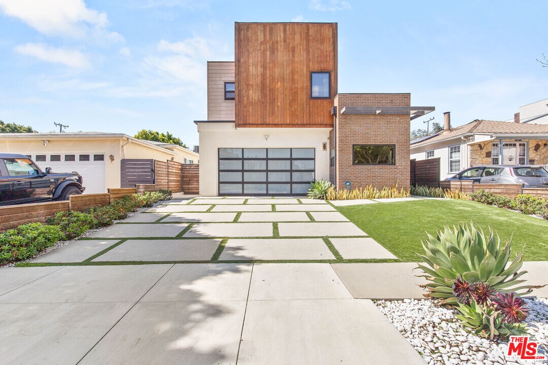 Primary Photo - 2656 32nd St