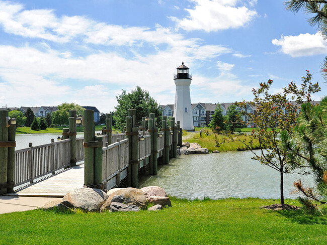 Lago con faro y puente - The Harbours Apartments