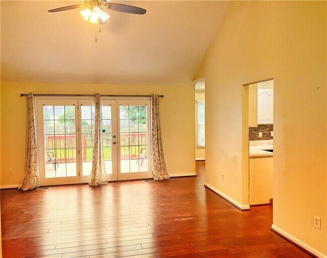Building Photo - 2031 Pinewood Dr