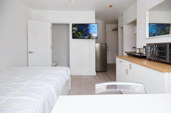 Building Photo - 1711 R. Saint-Denis