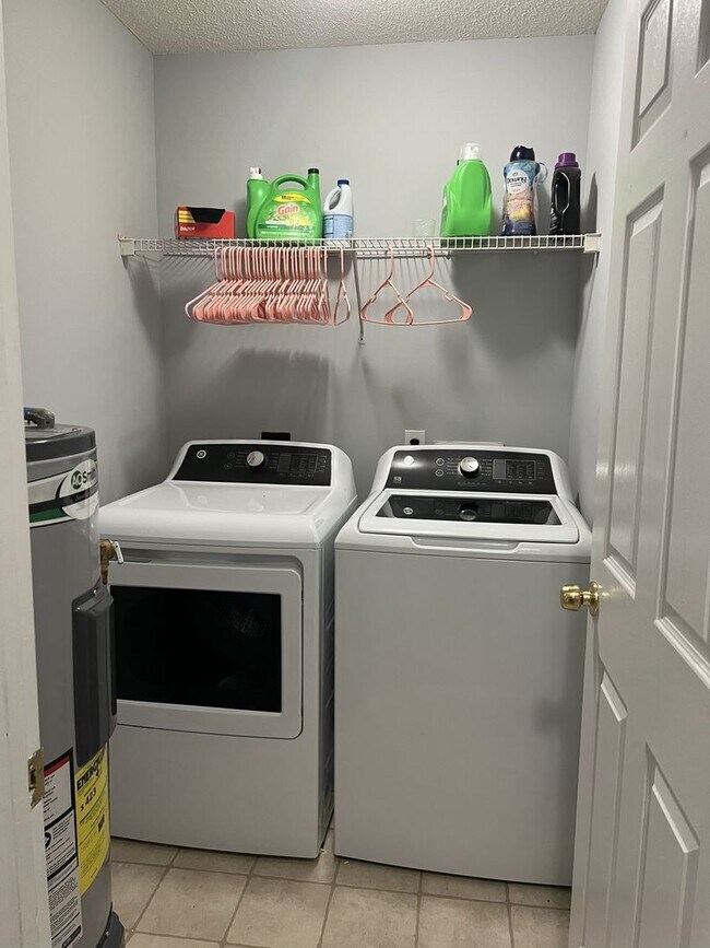 Building Photo - Spacious Townhome in Great Ballantyne location