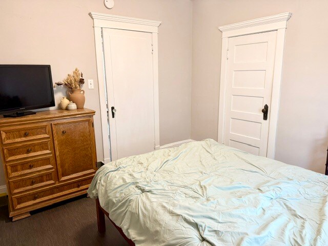 Segundo dormitorio - 819 W Commercial St