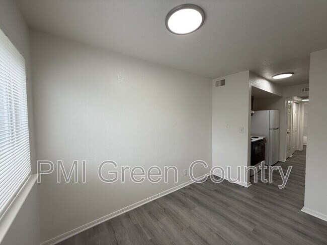 Building Photo - 6639 S Victor Ave