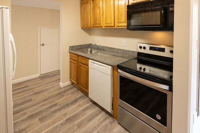 Building Photo - Spacious 2-Story Townhouse-Style Condo in Central Fremont – Available Now!