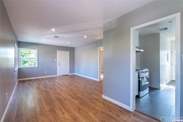 Foto del edificio - 305 N Chevy Chase Dr