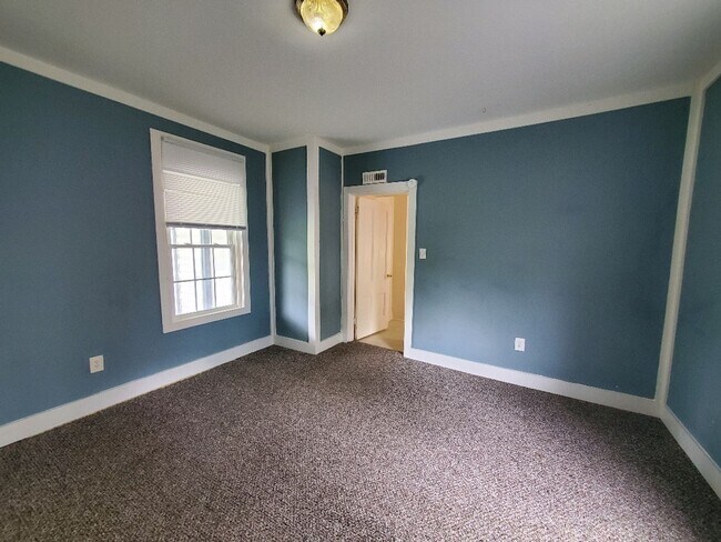 Foto del edificio - Spacious Downstairs Apartment