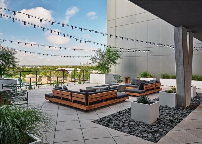 Foto del edificio - 1701 Simond Ave
