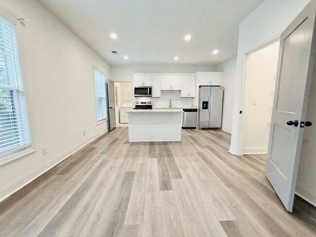 Building Photo - 2035 Rosewood Dr