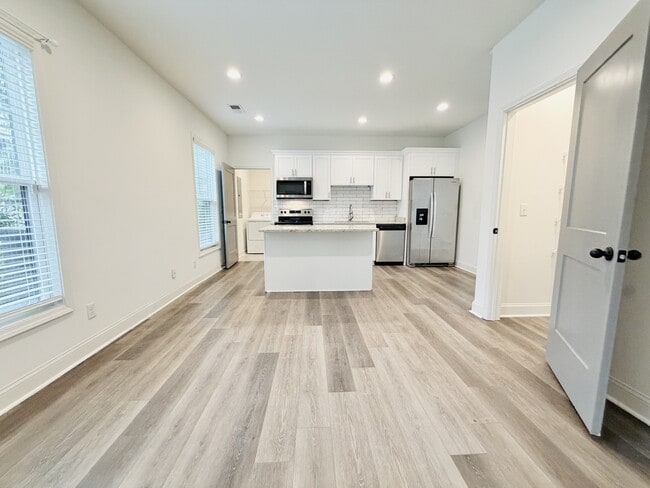 Foto del edificio - 2035 Rosewood Dr