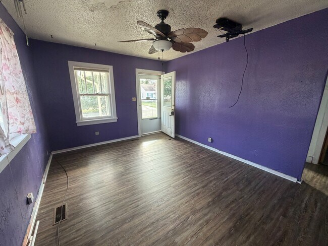 Foto del edificio - 614 W 8th Ave