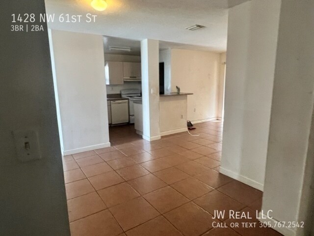 Building Photo - Single family 3 bed 2 full bath plus large...