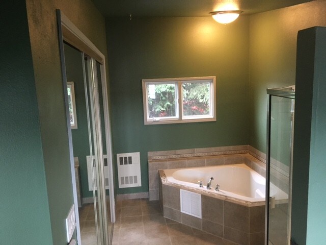 large bath and closet - 541 Togiak Cir