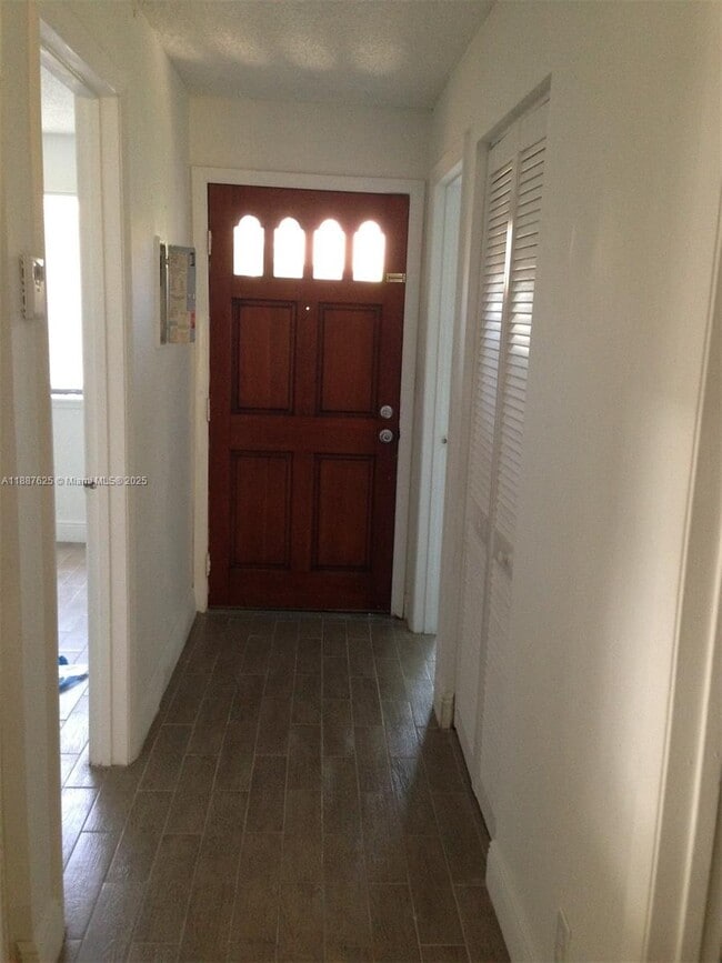 Foto del edificio - 11153 NW 37th St