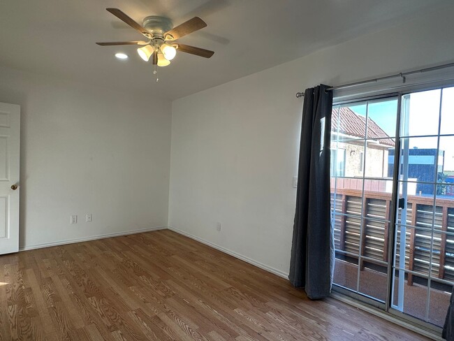 Building Photo - Huntington Beach 3 Bed 3 Bath Apartment