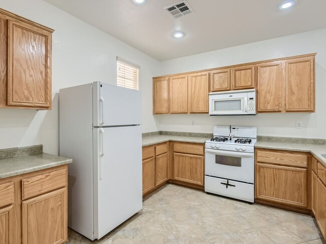 Building Photo - Spacious and open floorplan!