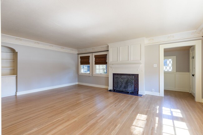 Building Photo - Gorgeous - Santa Ana House for Lease - Flo...