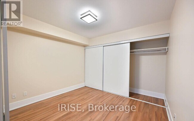 Photo du bâtiment - 300 Front St W