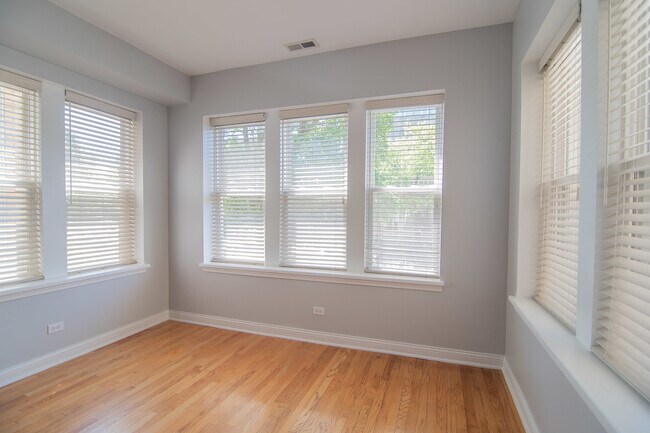 Foto del edificio - 4857 N Bernard St