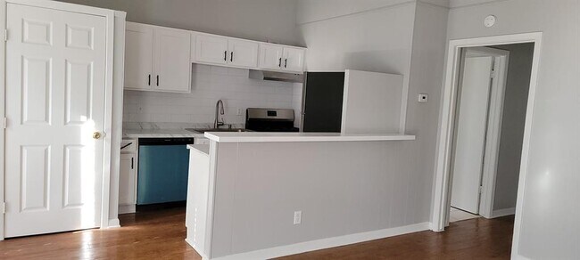 Foto del edificio - 608 W 51st St