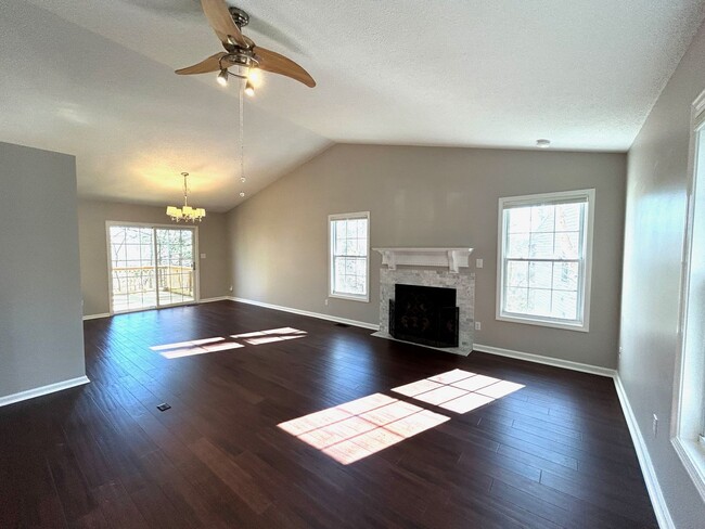 Foto del edificio - South AVL - Three Bedroom home with Wooded...
