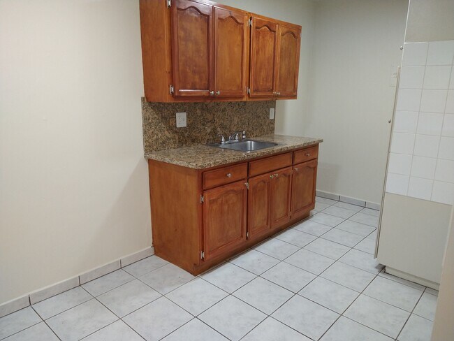 Cosina - 5950 Carmelita Ave