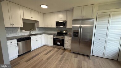 Building Photo - 28 Sandstone Ct