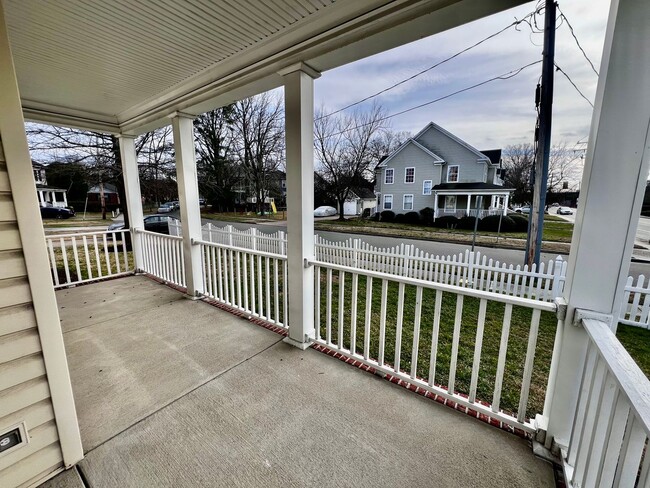 Building Photo - Beautiful Colonial-style home located in t...