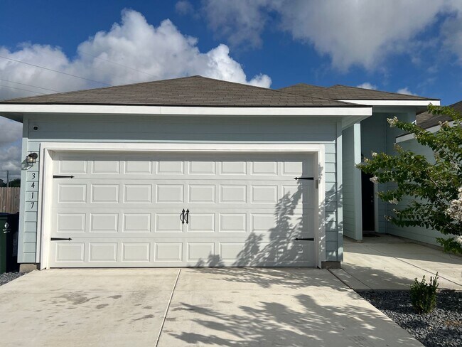 Building Photo - Luxury 3/2 Duplex in Seguin, Texas