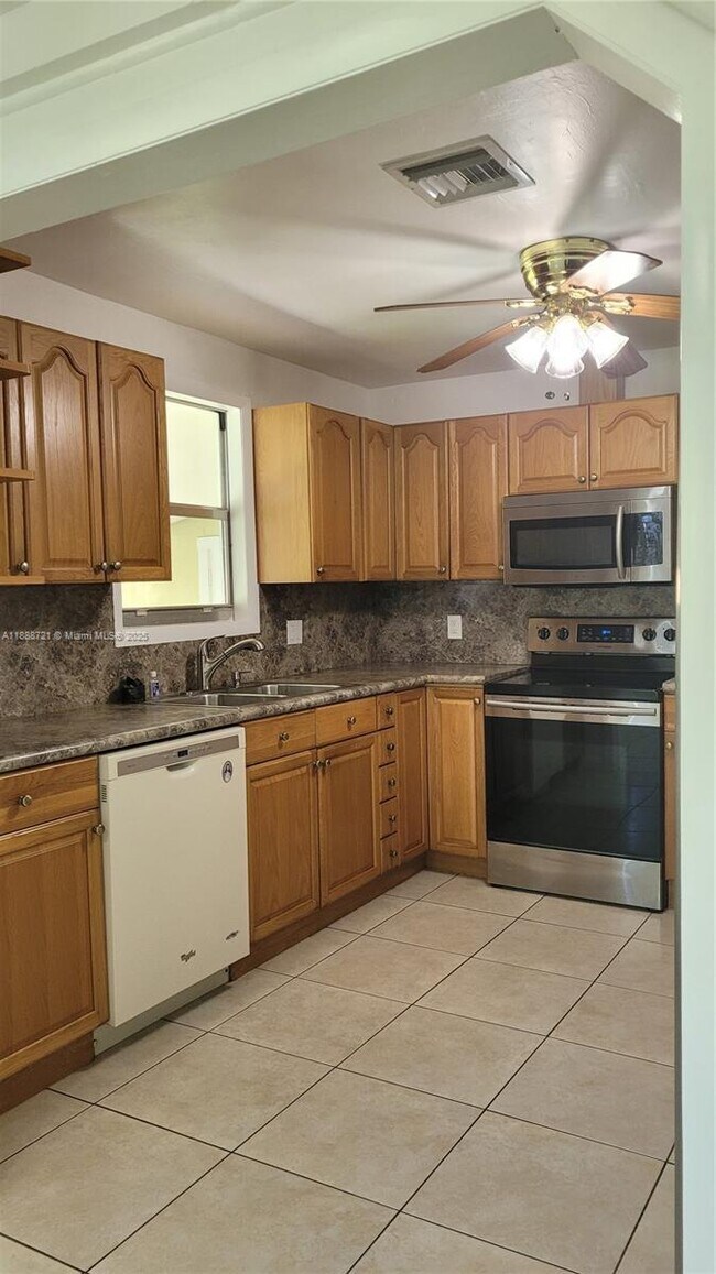 Foto del edificio - 528 NW 44th Ave