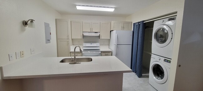 Building Photo - 383 Mananai Pl