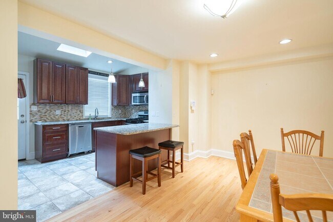 Building Photo - 110 Roxborough Ave