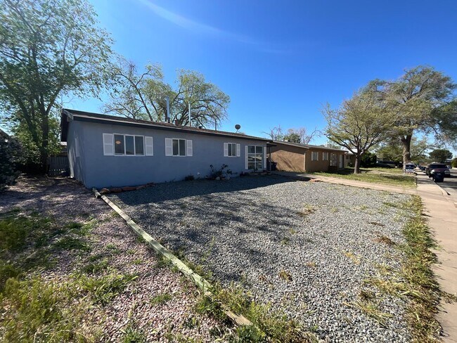 Foto del edificio - 3 Bedroom Single Story Home Available Near...