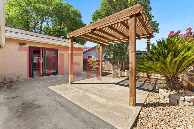 Building Photo - Spacious Corner Home in Rancho Cordova
