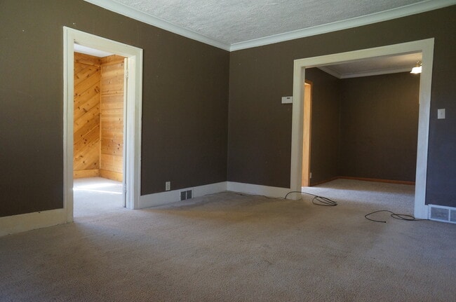 Building Photo - AVAILABLE JUNE - 5 Bed 2 Bath In East Hill...