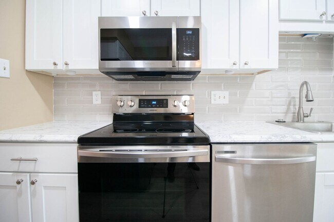 Foto del edificio - Gorgeous and updated 3Bd/2.5Bth townhome in the Town of Forest Hills! w/2 assigned parking space!