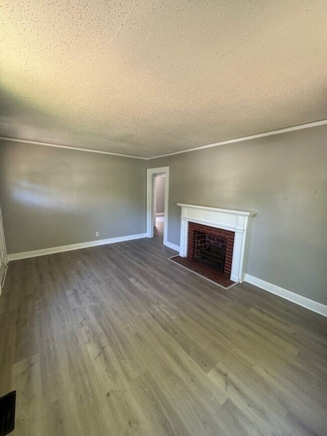 Foto del edificio - Charming 2 Bedroom 1 Bath close to Wendover and 29!