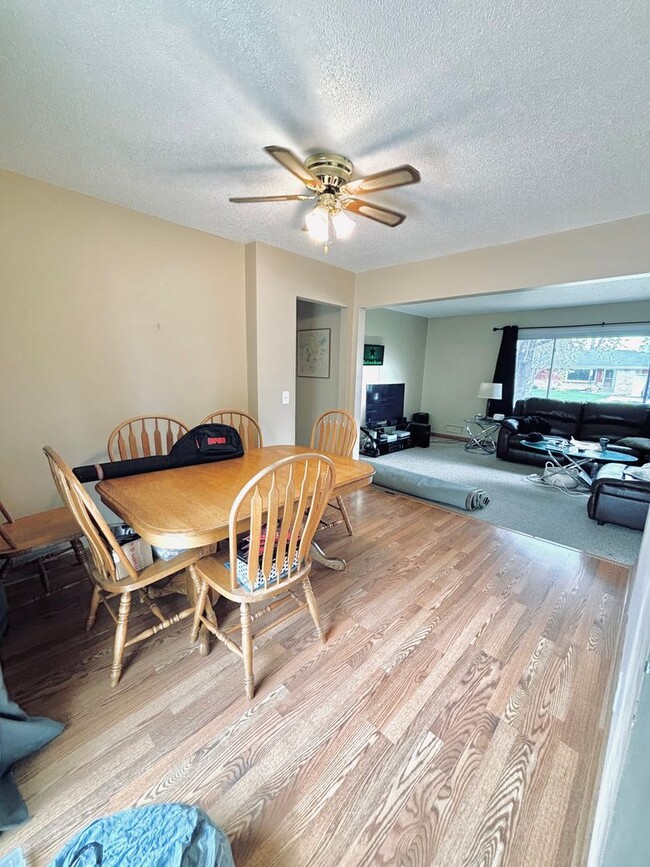 Building Photo - Great crystal home with huge fenced in bac...