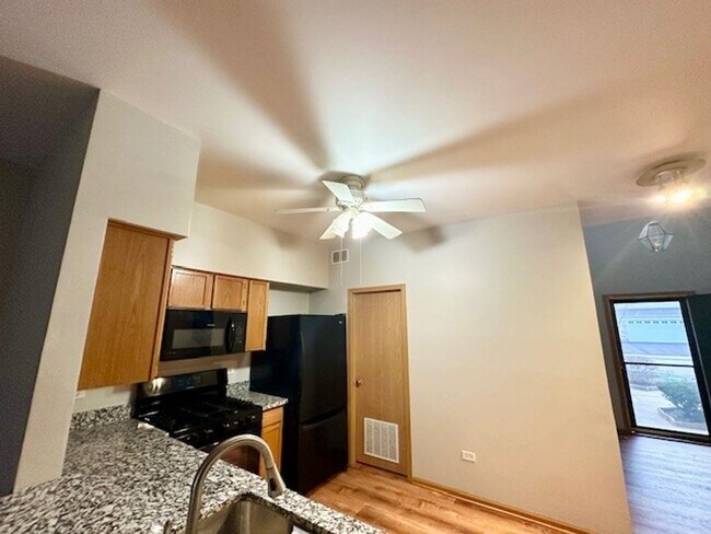 Foto del edificio - Excellent 2 Bedroom 1.5 Bath and I car att...