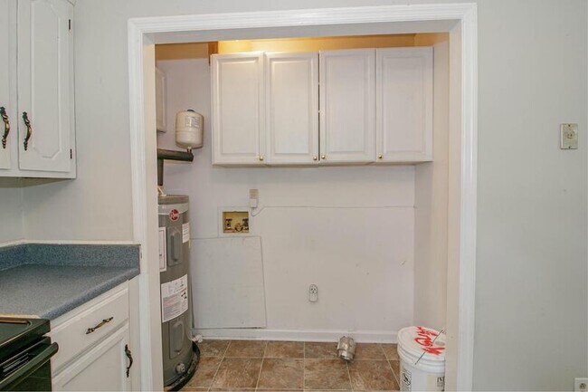 Building Photo - 704 Ranch Hill Dr